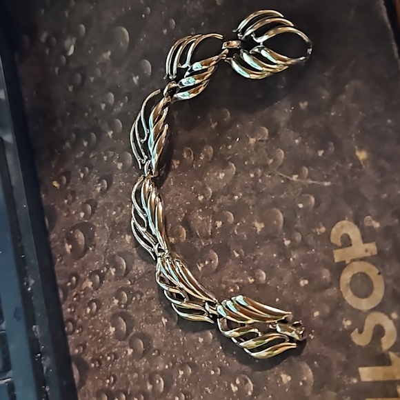 Vintage Coro Silvertone Bracelet 7" Long. - Picture 2 of 3